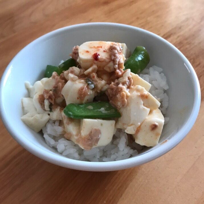 ツナとスナップえんどうのピリ辛豆腐ごはん